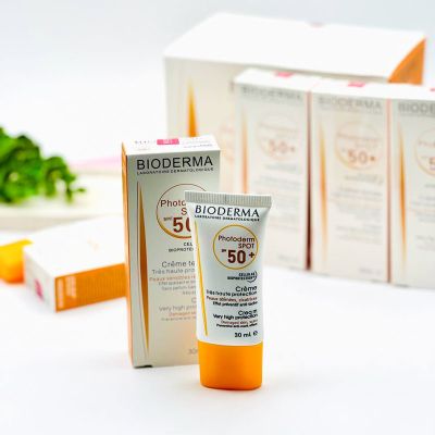 کرم ضد آفتاب بی رنگ بایودرما مدل Photoderm Spot spf50
